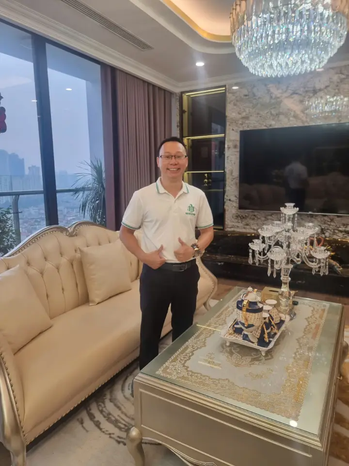 Hoàng Mạnh Hà tại một căn hộ cao cấp